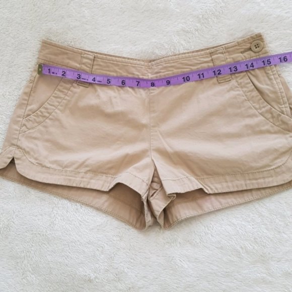 Old Navy midrise khaki shorts with dolphin hem - Picture 6 of 8